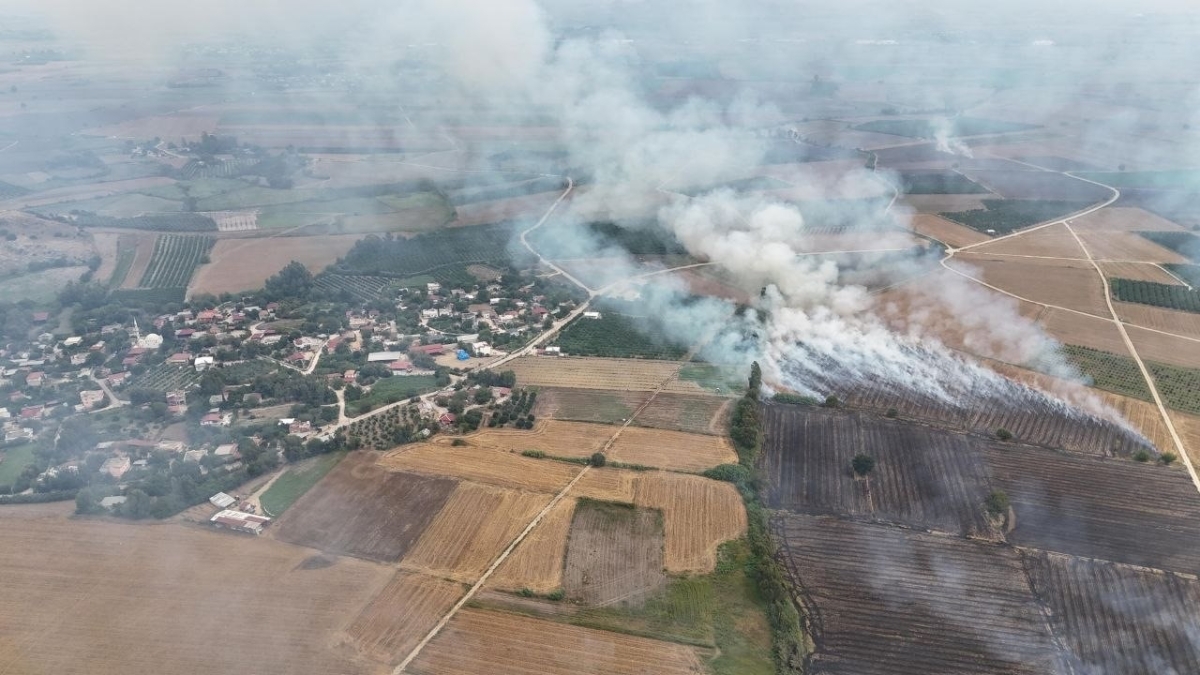 Anız ateşi mahalleyi dumana boğdu
