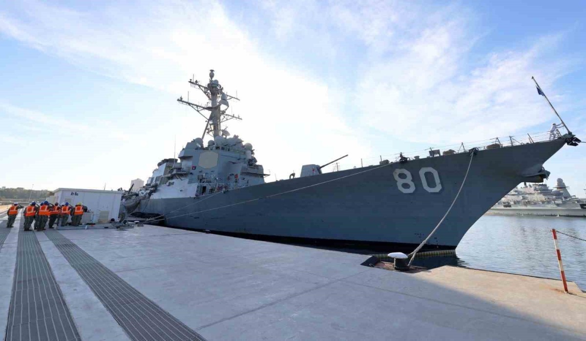 ABD Savaş Gemisi ’USS Roosevelt’ Mersin Limanı’na demirledi
