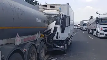 Osmaniye’de tankere arkadan çarpan tırda 2 kişi yaralandı
