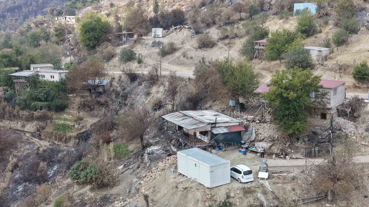 Kozan’daki orman yangınında evleri yanan ailelere konteyner desteği
